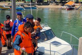 Petugas gabungan evakuasi penumpang kapal yang kandas di Selat Bali