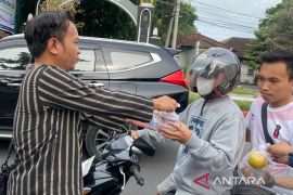 Forum wartawan parlemen berbagi takjil di depan DPRD NTB