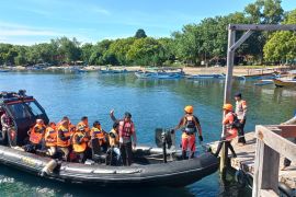 Basarnas evakuasi penumpang kapal kandas di Gilimanuk