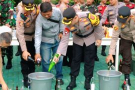 Polres OKU musnahkan ratusan botol minuman keras jaga ketertiban jelang lebaran