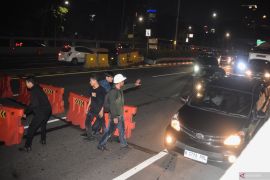 Polisi bubarkan paksa para pendemo di gedung DPR RI