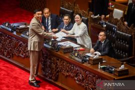 Rapat Paripurna DPR mengesahankan RUU TNI menjadi UU