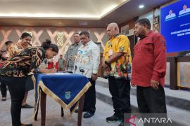 Pemprov Papua Barat salurkan dana hibah dan bantuan sosial Rp88,9 miliar