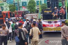 Ratusan sopir truk unjuk rasa di depan gedung DPRD Jatim