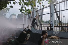 Komisi III minta polisi gunakan cara humanis bubarkan pendemo