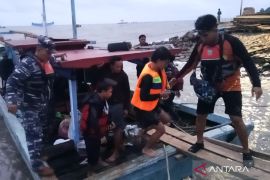 Evakuasi ABK kapal tenggelam di Perairan Toboali