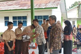 Pemkab Bangka Tengah salurkan bantuan sosial kepada pelajar