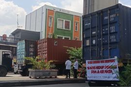 Pengusaha truk gelar aksi unjuk rasa di depan Pelabuhan Tanjung Priok