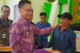 Pemkot Pontianak serahkan bantuan tunai untuk masyarakat