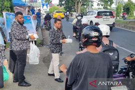 Pengadilann Agama Manokwari salurkan zakat infak sedekah para pegawai
