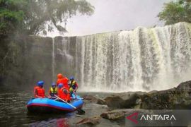 Berwisata, berpetualang, dan menjaga lingkungan di Riam Merasap Kalimantan Barat