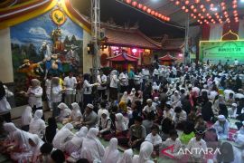 Buka puasa bersama anak yatim di Vihara Dhanagun Bogor