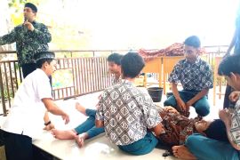 Isi Ramadhan, siswa SMAN 9 Banda Aceh praktik tata cara mengurus jenazah
