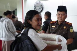 Kejari Madiun gelar pasar murah 1.000 paket bantu stabilisasi harga