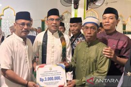 Kotabaru Deputy Regent distributes food assistance in coastal area