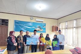 Dinsos bersama BNI Cabang Solok serahkan paket sembako ke masyarakat