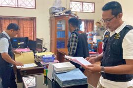 Kejati Bali geledah kantor DPMPTSP Buleleng setelah kadis jadi tersangka