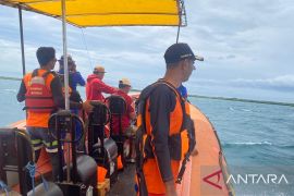 Tim SAR melakukan pencarian nelayan hilang di Perairan Sumbawa