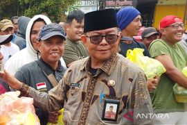 DLH Kotim pinjam ekskavator pertanian urai tumpukan sampah