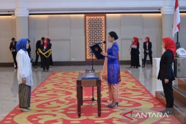 Kahiyang Ayu lantik Yupri Astuti jadi Ketua TP PKKMadina