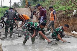 Bakti Prajurit TMMD Kodim Agam Di Lereng Singgalang Saat Ramadan