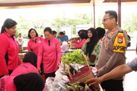 Polres Banjarbaru buka pasar murah bantu anggota penuhi bahan pokok