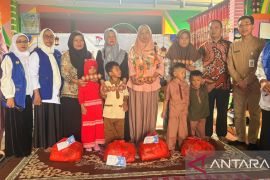 Implementasi program Himpaudi Peduli, PW Babel bagikan ratusan paket sembako dan pakaian layak pakai
