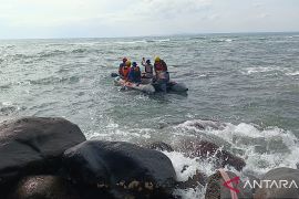 Tim SAR cari bocah hilang saat berenang di Pantai Lampung Selatan
