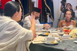 Surya Paloh jelaskan alasan duduk di antara Jokowi dan Puan pada bukber