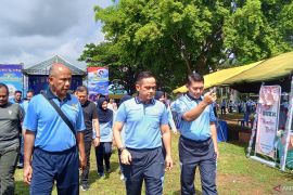 TNI AU Makassar gelar bazar dan pasar murah, harga paket Rp100 ribu