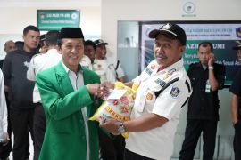 Yayasan Wakaf UMI menyalurkan zakat kepada 645 penerima di Makassar