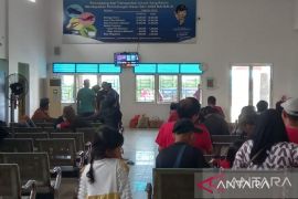 Pelabuhan Pangkalbalam salurkan 1.000 paket pangan