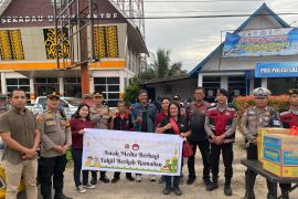 Wartawan dan Polres Sekadau berbagi takjil