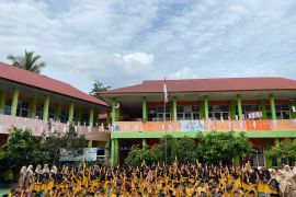 Siswa SDN Kota Solok bagi-bagikan paket Ramadhan ke warga sekitar