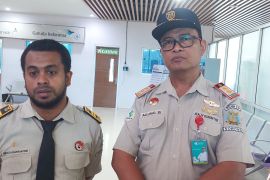 Petugas Karantina Kesehatan pantau kesehatan pemudik di Bandara Sorong