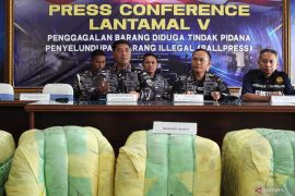 Lantamal V Surabaya gagalkan penyelundupan 103 koli pakaian bekas impor ilegal