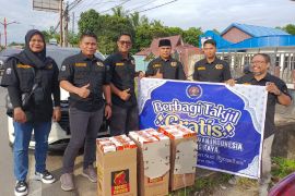 PWI Murung Raya bagikan 200 takjil kepada pengendara