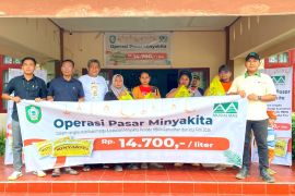 PT Sukajadi Sawit Mekar salurkan 10.000 liter Minyakita murah bantu masyarakat