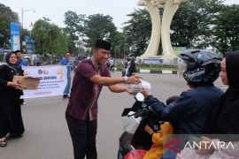 Rutan Rantau bagikan takjil kepada pengguna jalan di sekitar Rutan