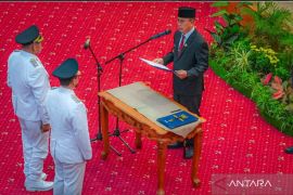 Gubernur ASR Harap Azhari dan Adam Basan dapat menjalankan amanah