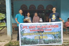 PT AMP Pantation serahkan sembako ke warga Bawan, Agam