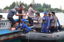 Polres Abdya bagikan takjil ke nelayan, langsung diantar ke tengah laut