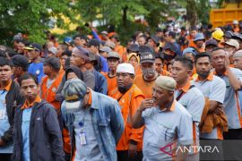 728 petugas kebersihan terima bantuan paket sembako