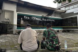 Polrestabes Bandung benarkan Hana Bank dirusak dan dibakar oleh massa