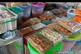 Pedagang sembako di Palembang beralih jual kue Lebaran