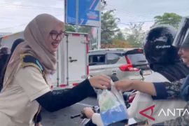 Bujang Miak Bangka bagikan bingkisan takjil bagi pengendera