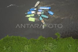 Pencari benda kuno di kawasan cagar budaya