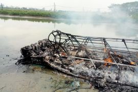 Kapal misterius terbakar di Pantai Cermin