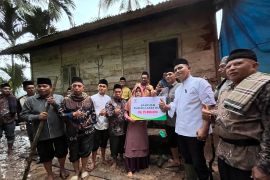 Pemkab Solok kembali serahkan bantuan bedah rumah