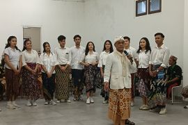 Samuel Wattimena angkat sarung jadi ikon fesyen nasional